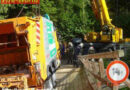 Müll-Lkw auf Holzbrücke eingebrochen