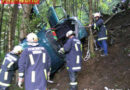 Bei Unfall in Wald gestürzt und eingeklemmt