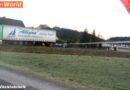 Oö: Lkw krachte in Garten – Vorderteil hing in der Luft
