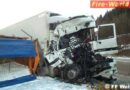 Oö: Lkw-Unfall mit eingeklemmter Person auf der A8