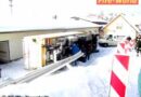 Nö: Lebenstransporter stürzte Böschung hinab