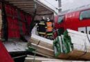 Oö: Mit Schülern besetzter Personenzug erfasste Holztransporter
