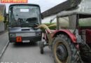 Nö: Frontlader bohrte sich in Bus