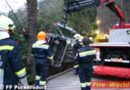 Nö: Pkw stürzte von Brücke und steckte fest