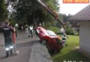 Stmk: Mit dem Fahrzeugheck im Graben