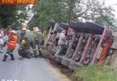Oö: Schotter-Sattelzug über Böschung gestürzt