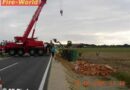 Oö: Ziegel-Transporter stürzte über Böschung