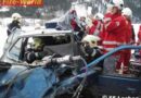 Stmk: Frontalkollision Pkw und Rotkreuzfahrzeug: 1 Person eingeklemmt