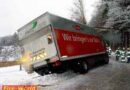 Stmk: LKW rutschte bei schneeglatter Fahrbahn übers Straßenbankett