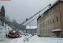 Stmk: Volksschuldach hielt Schneedruck nicht stand – 2 DLK im Einsatz