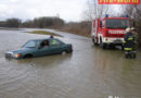 Oö: Hochwasser – Pkw-Lenker im Auto vom Wasser eingeschlossen