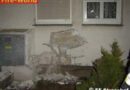 Nö: Transporter rammte Hauswand und „Gasbock“