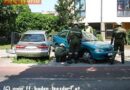 Nö: Frau fuhr vom Parkplatz in die Sträucher und rammte parkendes Auto