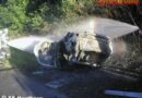 Stmk: Vollbrand eines am Dach liegenden Pkw auf der A2 bei Hartberg