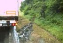 Nö: Sattelschlepper auf Bankett stecken geblieben