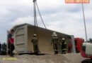 Oö: Schotter-Sattelzug in Kreisverkehr in Gschwandt umgestürzt