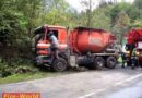 Oö: Lkw mit Asphalt auf der B166 umgestürzt