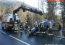 Oö: Pkw am Pötschenpass auf Leitschiene eingeparkt