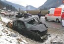 Stmk: Eingeklemmte Person nach Frontalcrash bei Mandling