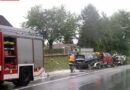 B: Pkw kommt von der Fahrbahn ab und prallt gegen einen Betonsockel