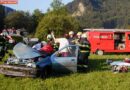Oö: Fahrzeuglenker nach Unfall im Wrack eingeklemmt