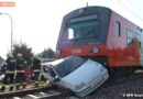Nö: Auto von Zug in Greinsfurth mitgeschliffen -> 2 Verletzte