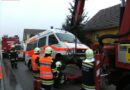 Nö: Rettungsfahrzeug in Großweikersdorf gegen Mauer geprallt und umgestürzt