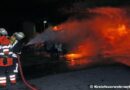 Deutschland: Fahrzeuge unter einer Brücke in Flammen aufgegangen