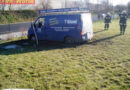 Nö: Kastenwagen im Erdreich eingesunken