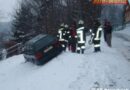 Nö: Absturzdrohender Pkw mit eingeschlossener Person in Payerbach