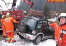 Oö: Glatteisunfall in Bad Goisern -> Pkw seitlich in Bach gestürzt