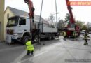 Nö: 4-Achs-Kran-Lkw beim Ziegel entladen an Mauer gelehnt (Tribuswinkel)