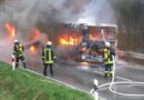 Deutschland: Riesige Flammen vernichten Gelenkbus bei Bad Oeynhausen-Volmerdings