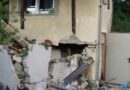Nö: Sattelschlepper mit Waschbetonplatten fährt in Einfamilienhaus