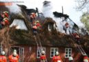 Deutschland: Brand eines Reet-Daches in Ramelsloh