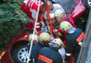 T: Schwierige Personenrettung aus Unfallwrack