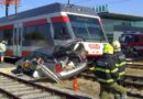 Oö: Pkw auf Bahnübergang in Alkoven von Zug gerammt
