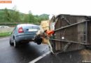 Nö: Spektakulärer Unfall mit Wohnwagengespann