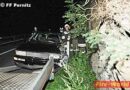 Nö: Fahrzeug prallt gegen einen Felsen