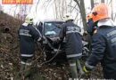 Oö: Pkw kam nach Unfall zwischen den Bäumen zu stehen