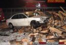Nö: Von Straße abgekommen und Holzstoß gerammt