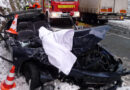 D: Pkw-Lenkerin nach Frontalcrash mit Gefahrgut-Lkw eingeklemmt