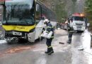 T: Postbus verunglückt auf eisglatter Fahrbahn
