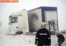 Nö: Sattelzug parkt sich im Straßengraben ein
