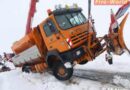 Oö: Bergung eines Schneepfluges in Dietach bei Steyr