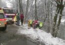 Stmk: Pkw hing nach Unfall an Baumgruppe -> Lenker eingeklemmt