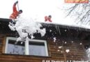 Sbg: Abräumen einer Schneewechte von Hausdach in Thalgau