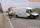 Nö: Transporter-Lenker über Windschutzscheibe in Aschbach befreit
