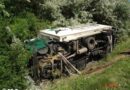 Nö: Lkw nach Vorderradverlust auf der A4 über Böschung gestürzt