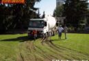 Nö: Betonmischwagen blieb in Wiese stecken
